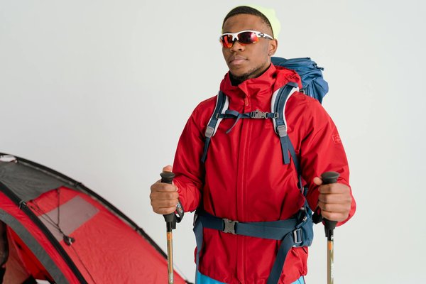 Comment organiser un camping pour une expédition de randonnée en région d'altitude avec des enfants?